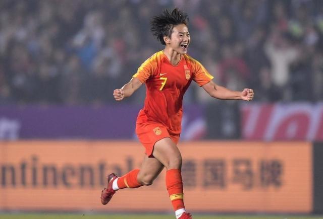  巴黎女足蝉联冠军，男女足双线夺冠创历史  